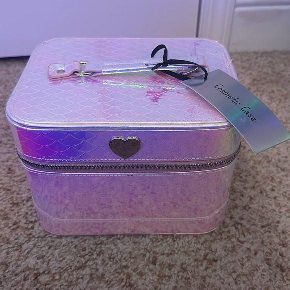 Beautiful travel makeup case (NWT)😍💜🩷🤍 - Picture 1 of 4